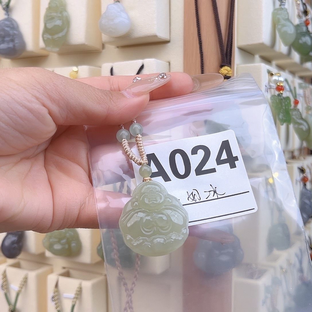 和田玉颈饰未镶嵌奶*?