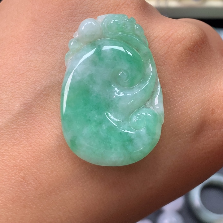 翡翠未镶嵌颈饰如意