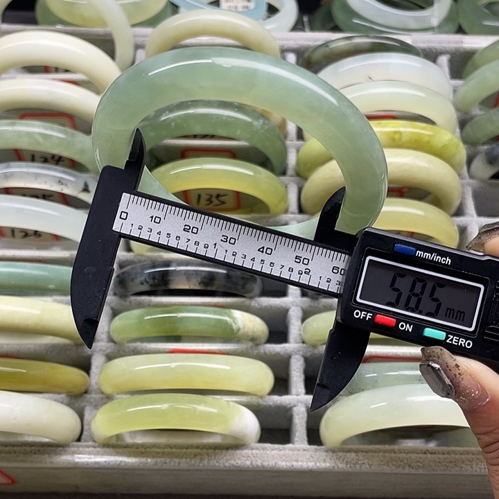 蛇纹石玉未镶嵌手镯155