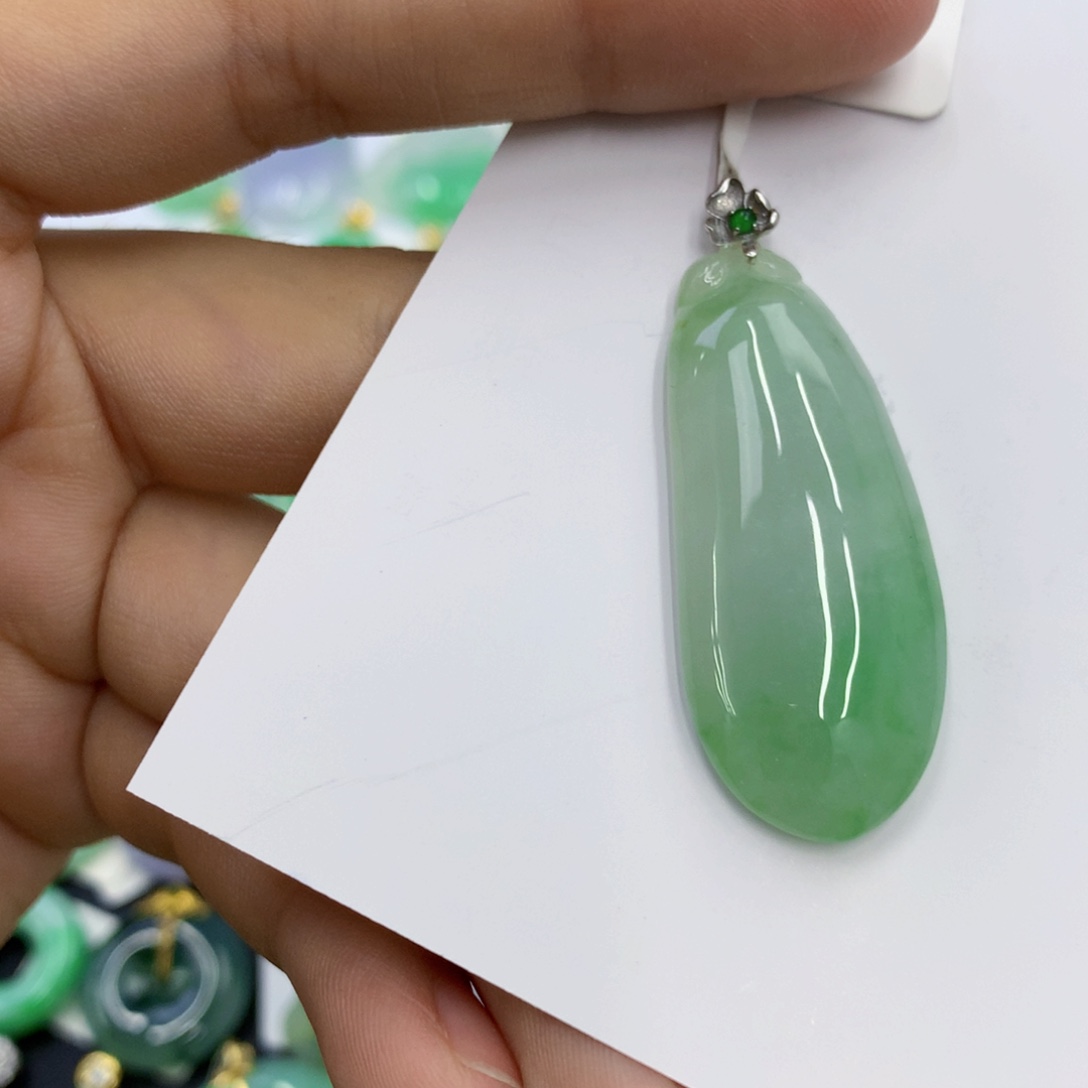 翡翠18K金镶嵌颈饰翡翠