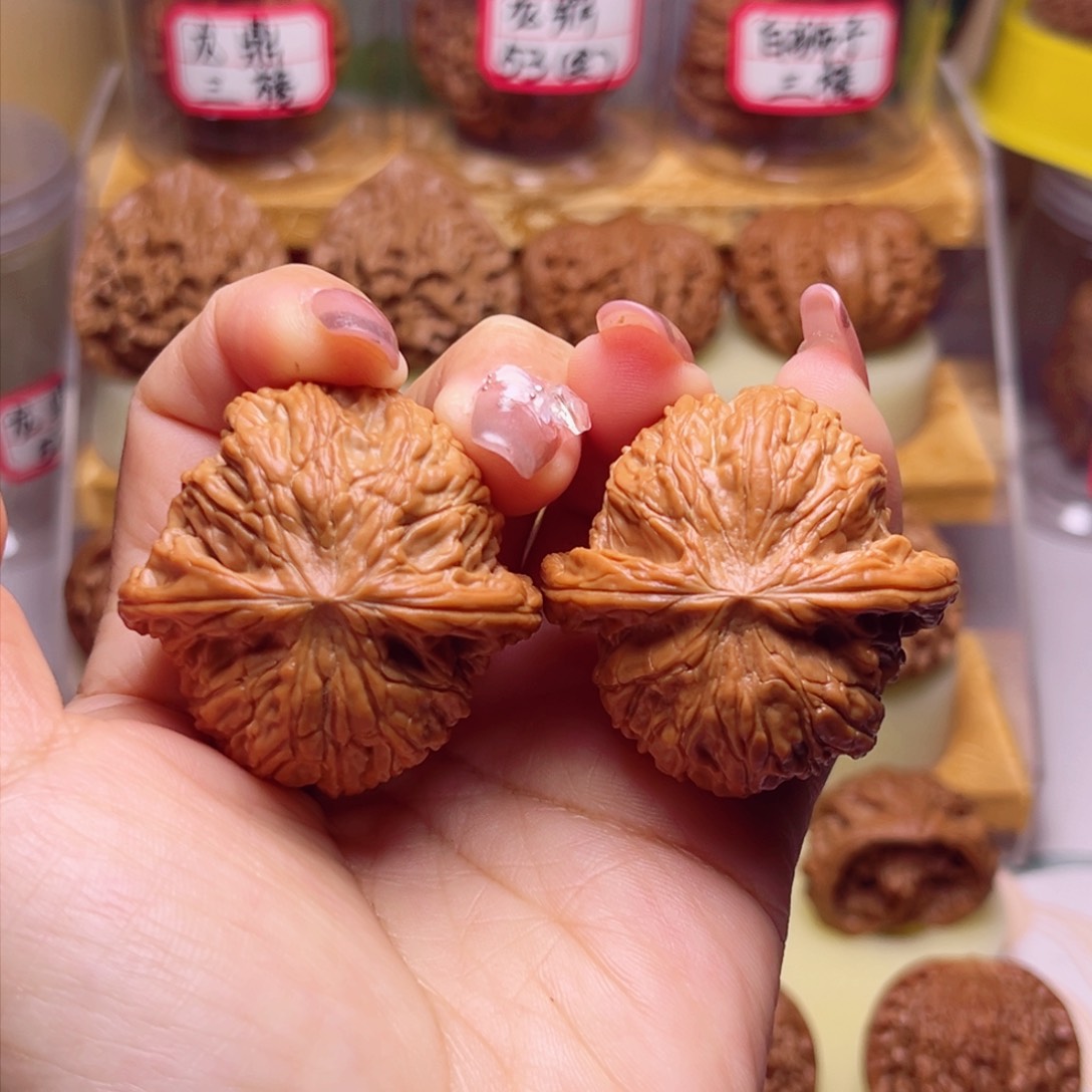 文玩核桃吊坠42尺全品红皮正球磨