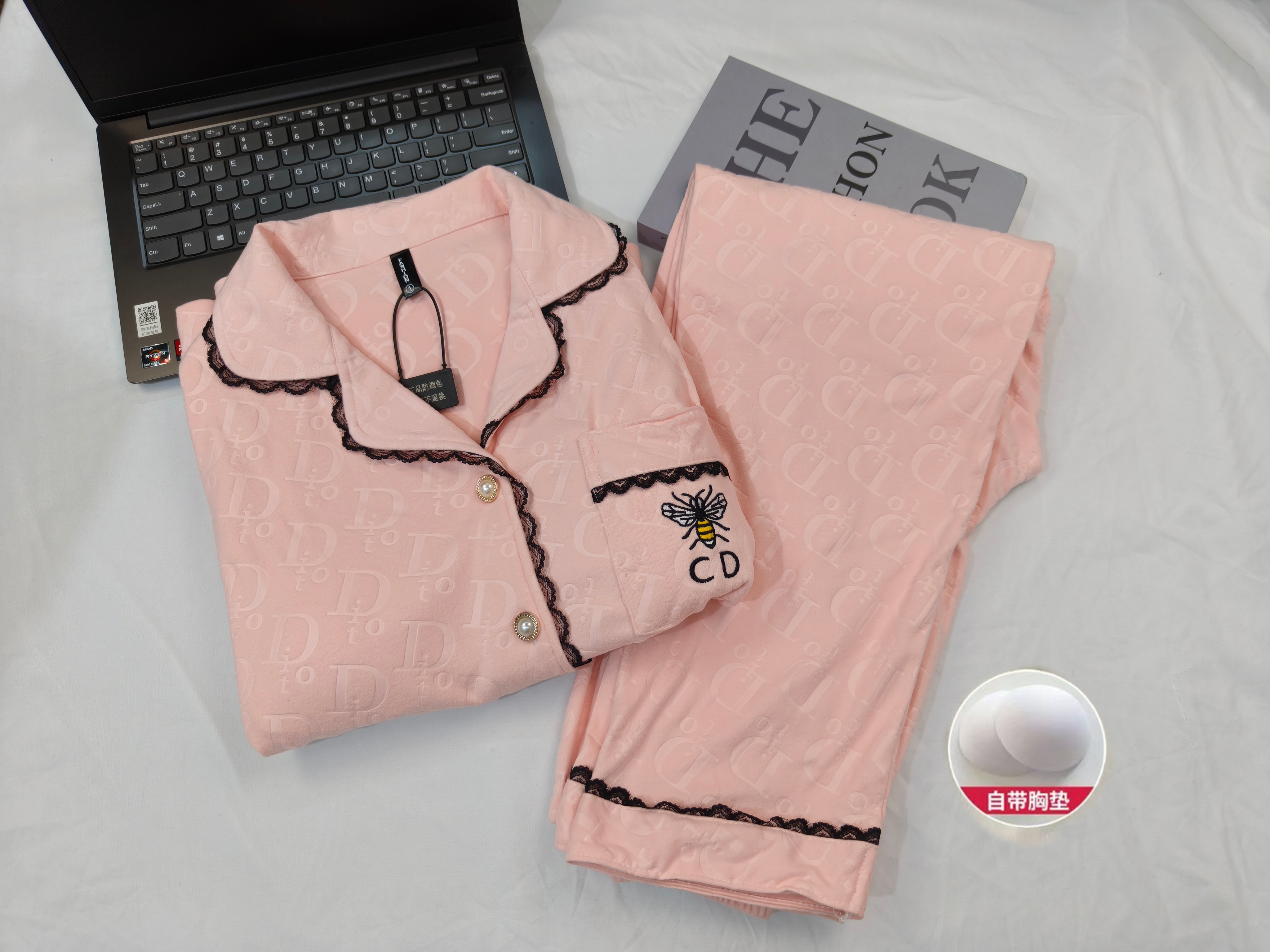 字母D秋冬新款长袖长裤德绒胸垫款睡衣家居服