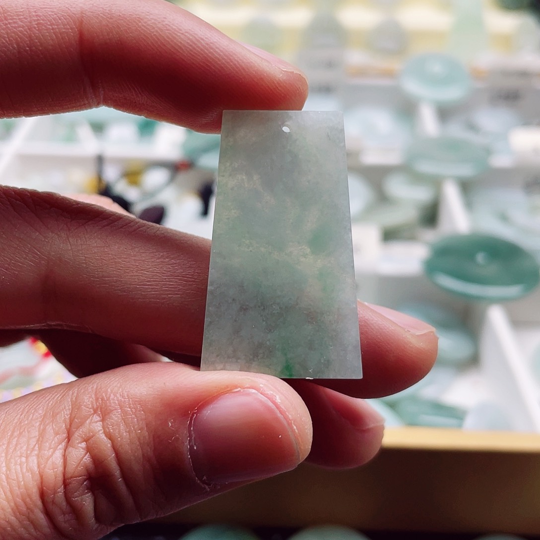 翡翠颈饰未镶嵌天然翡翠