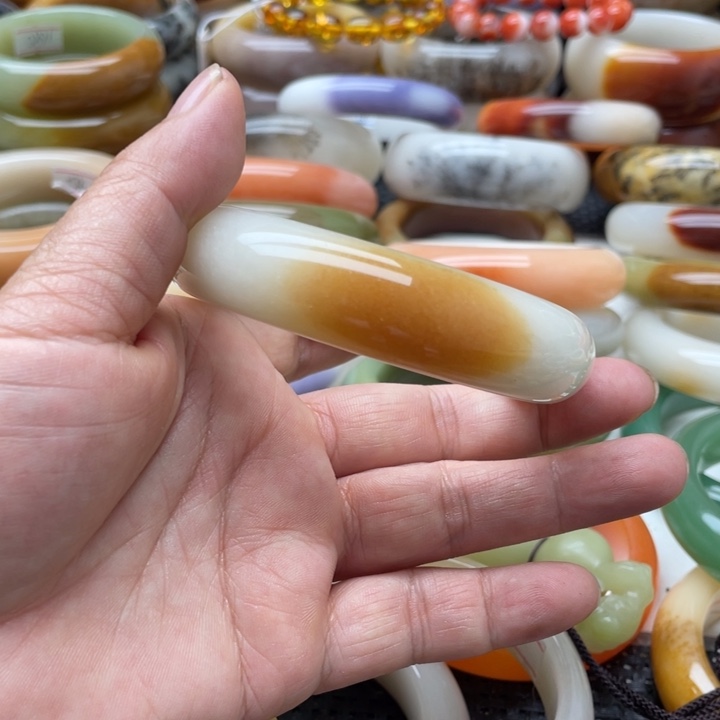 石英岩玉手镯未镶嵌?*