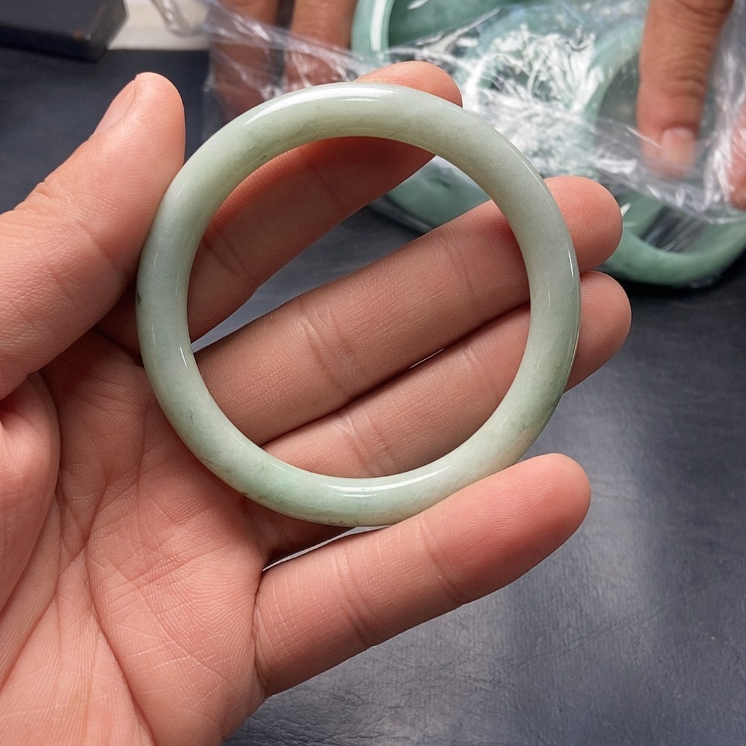 定制翡翠未镶嵌手鐲