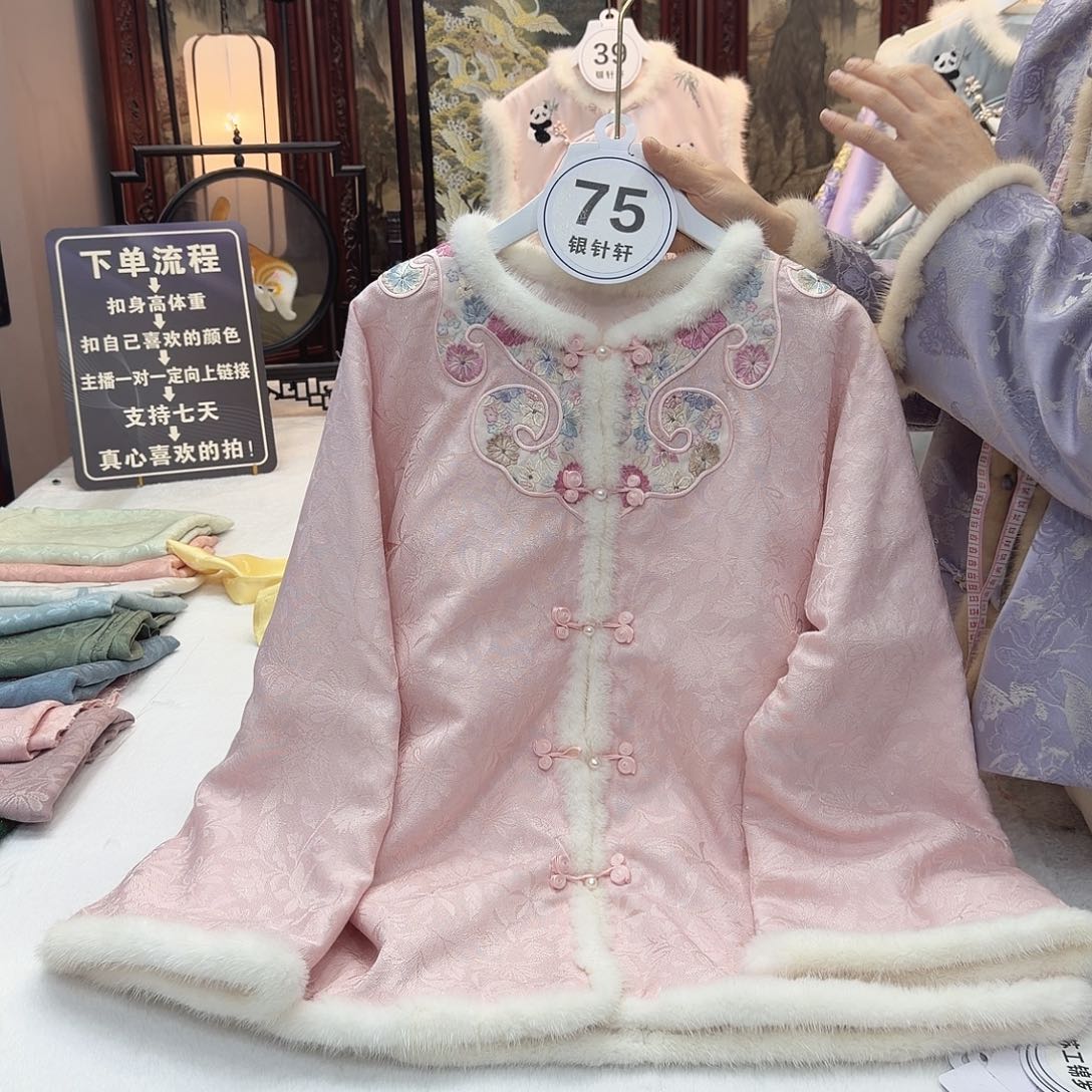 向***花非遗传承人的精神风貌