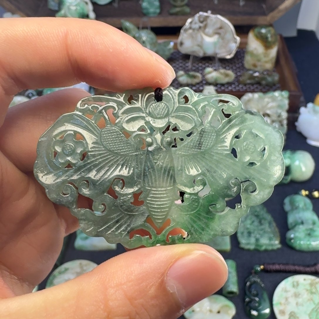 翡翠颈饰未镶嵌翡翠颈饰未镶嵌..