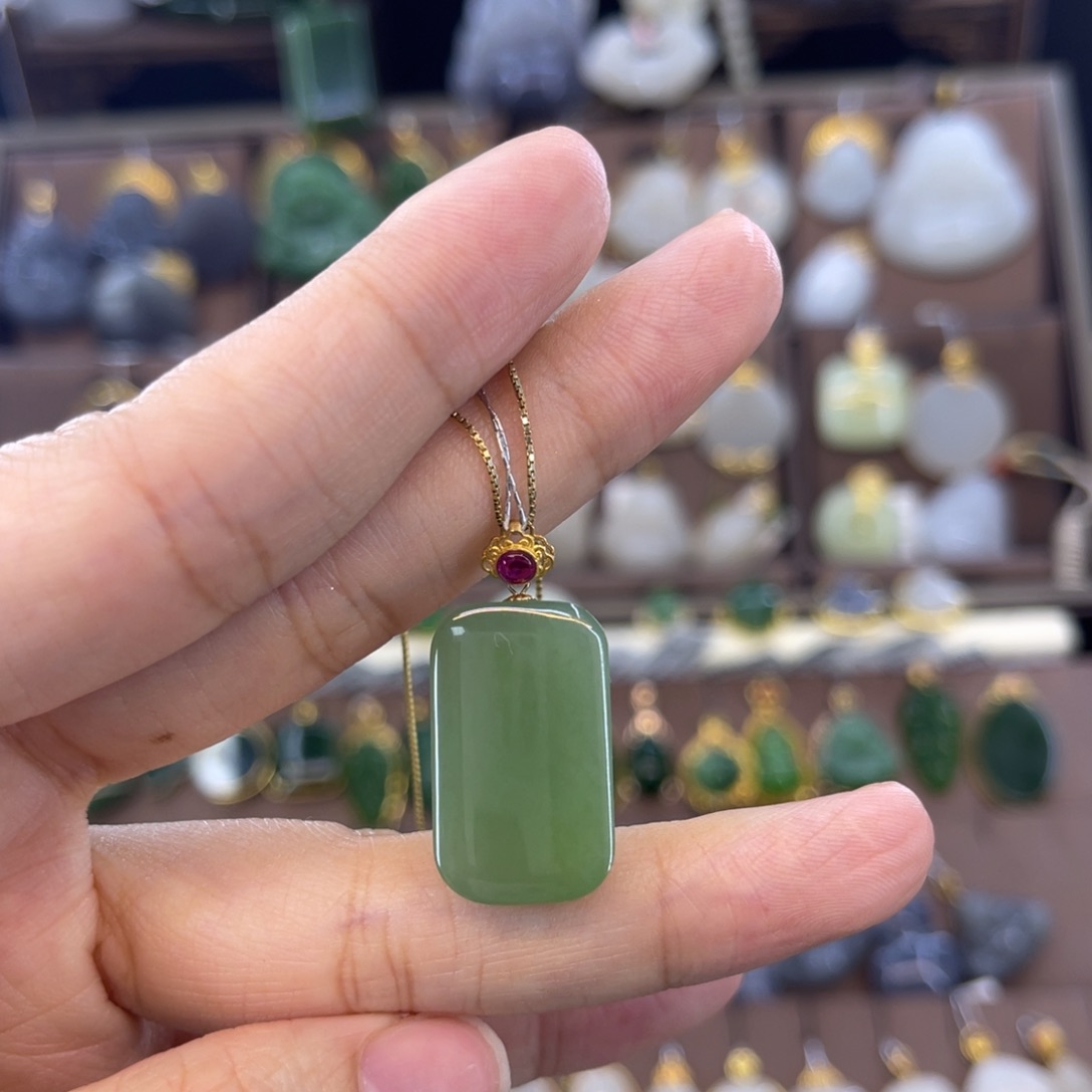 和田玉18K金镶嵌吊坠