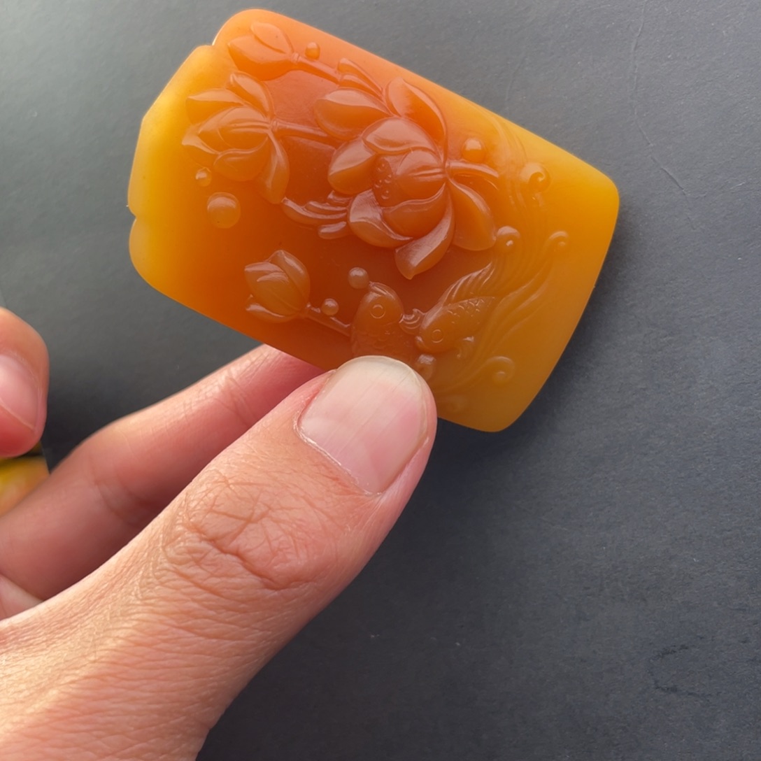 赵***兄石英质玉未镶嵌黄蜡石挂件