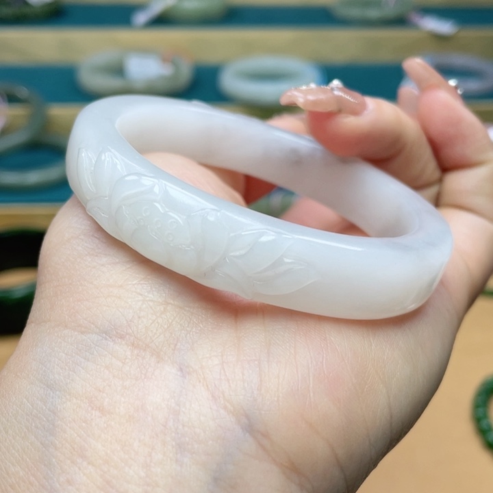 和田玉手镯58圈口。编号68贵妃镯未镶嵌