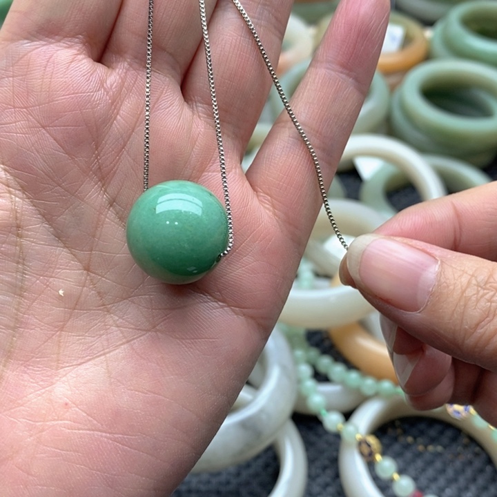 石英质玉颈饰合金