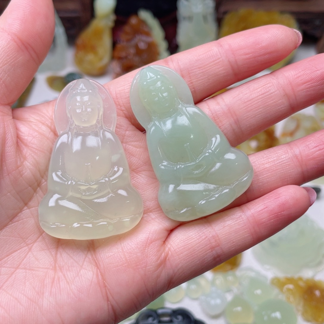 蛇纹石玉颈饰未镶嵌满*