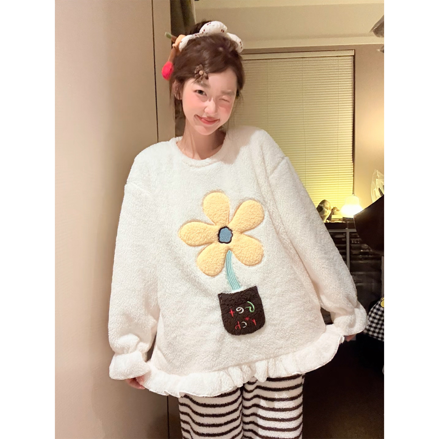 睡衣女冬季新款法兰绒加厚加绒可外穿花朵绣花卡通少女家居服套装