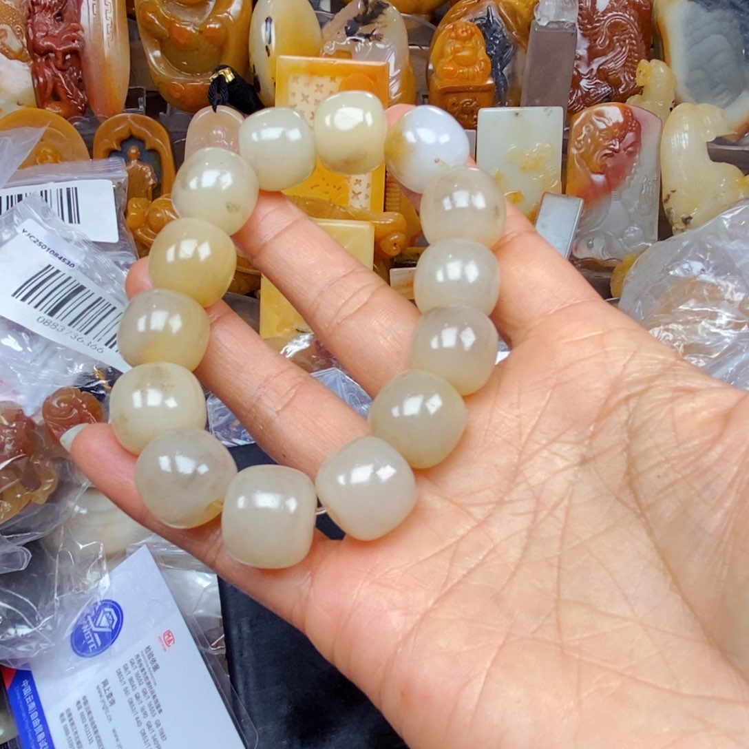 石英质玉（黄龙玉）颈饰未镶嵌