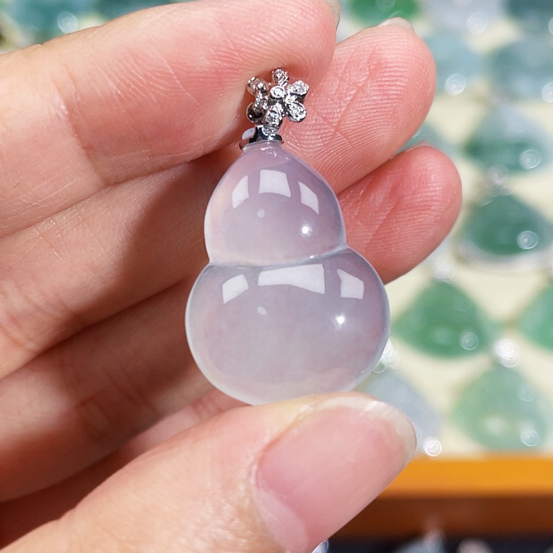 翡翠18K金镶嵌颈饰吊坠