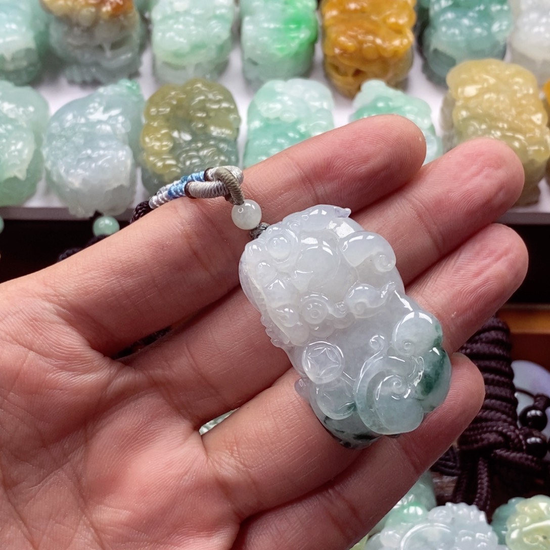 翡翠未镶嵌颈饰貔貅