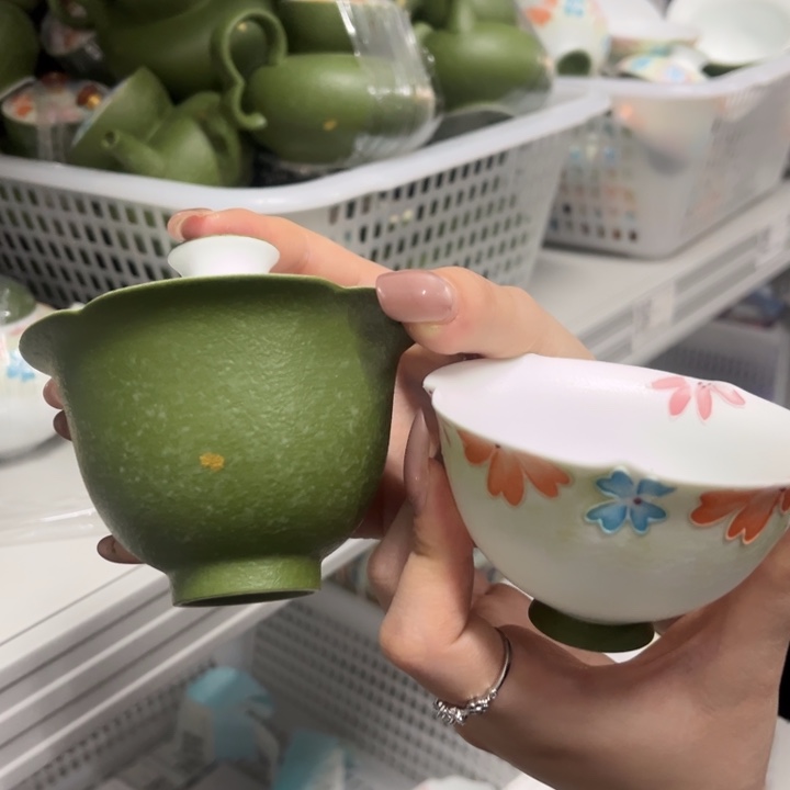 盖碗加茶杯。       