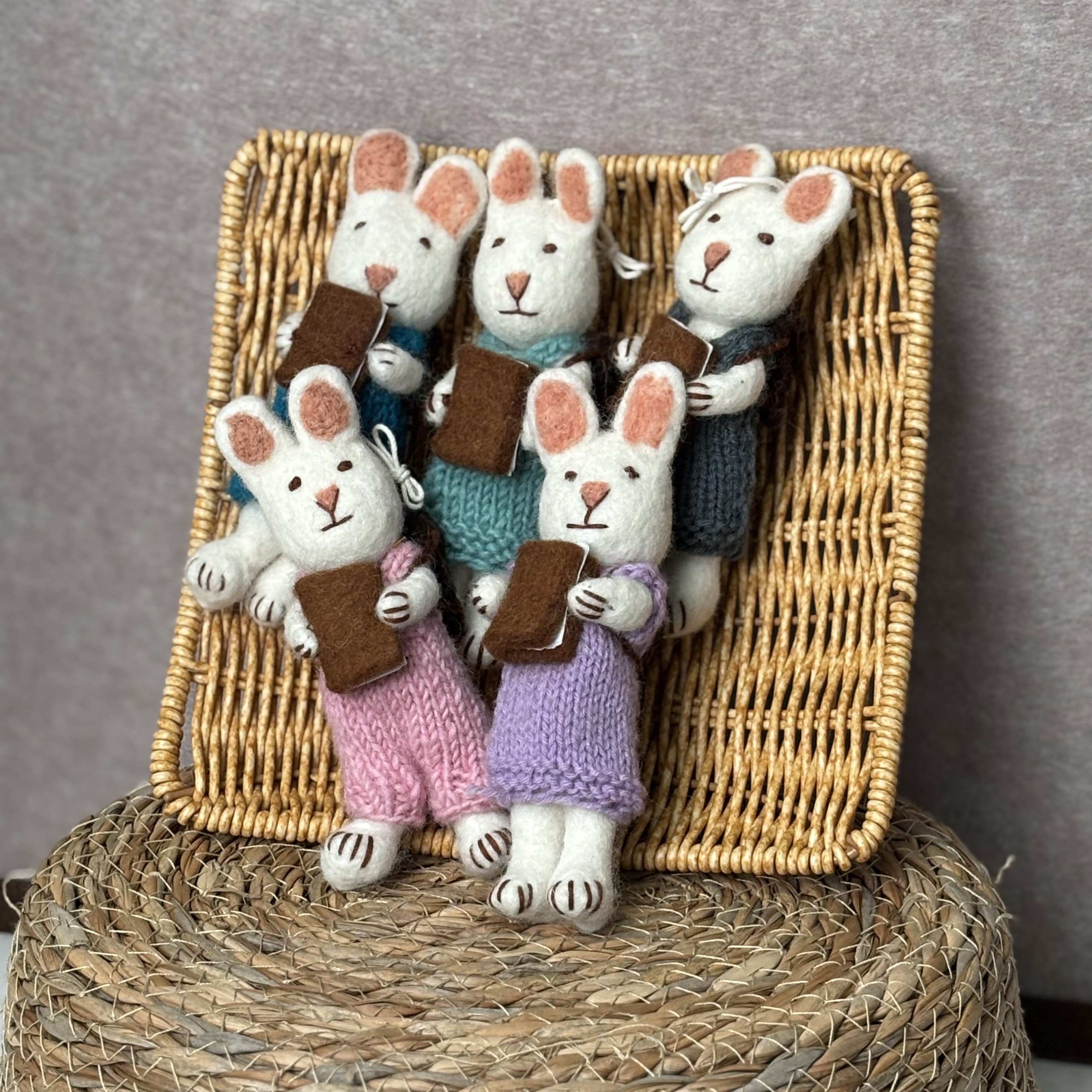 【要读书的毛衣抱书兔】尼泊尔羊毛毡挂件纯手工制作