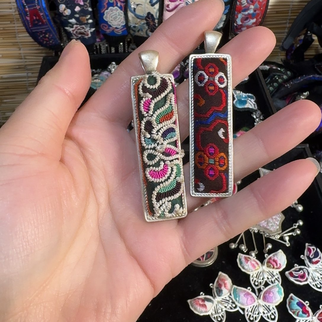 马***涛织绣民族风刺绣吊坠