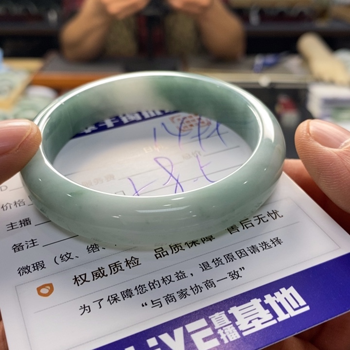 翡翠手镯未镶嵌翡翠手镯未镶嵌