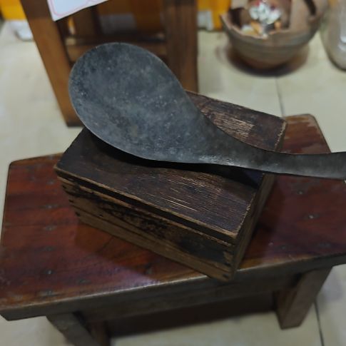 灰***P现在工艺品摆件，木盒子加一个勺子。