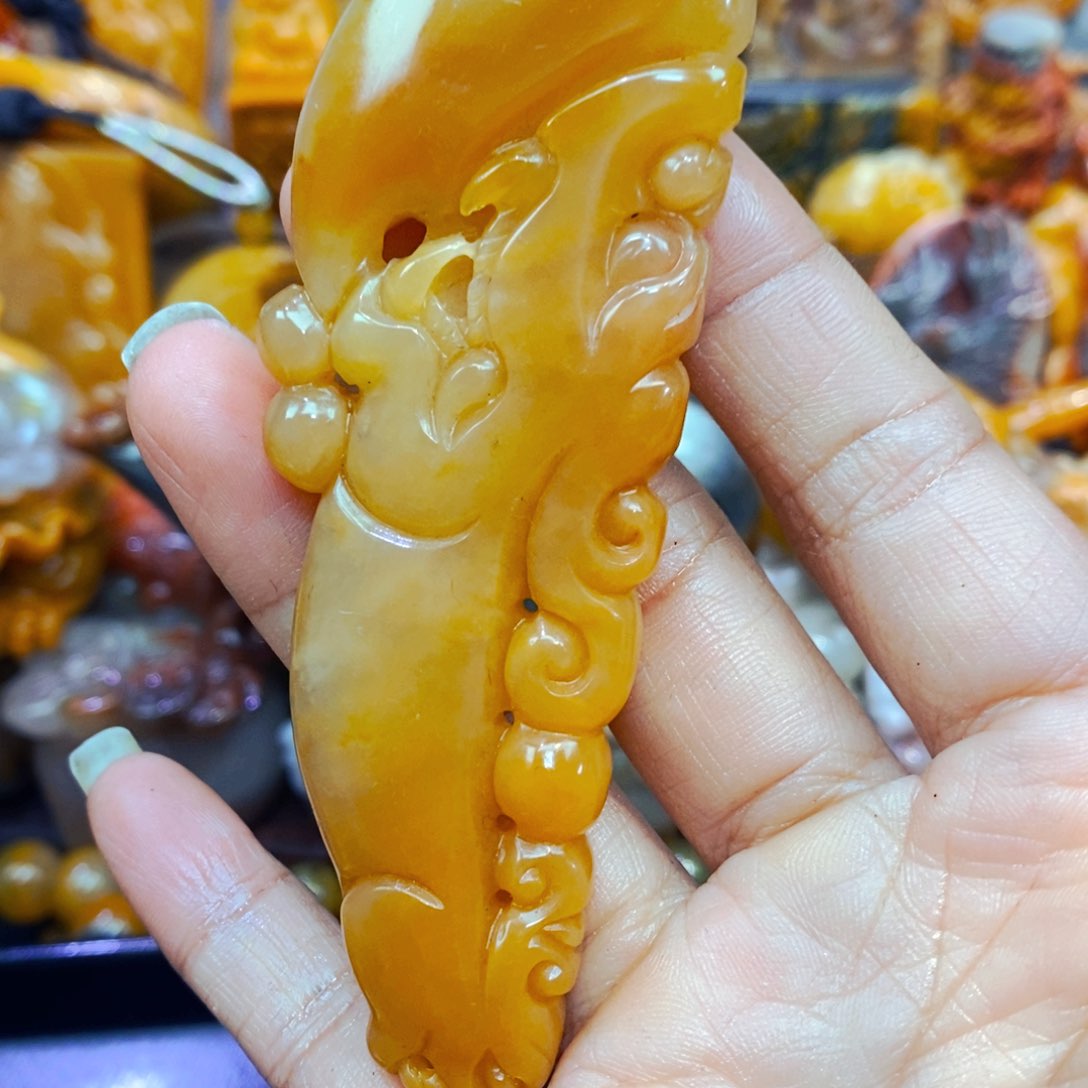 未镶嵌石英质玉（黄龙玉）颈饰