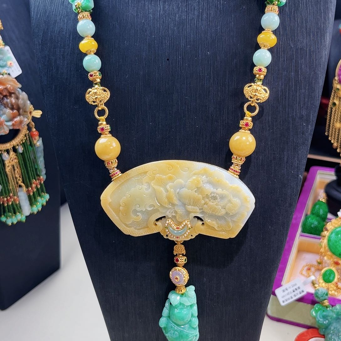 【闪购商品】翡翠吊坠(赠链)未镶嵌龙凤