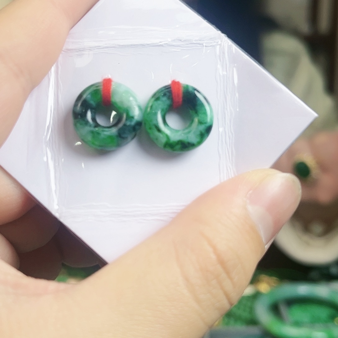 翡翠颈饰未镶嵌耳饰