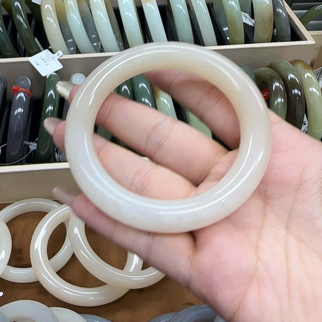 和田玉手镯未镶嵌林*妹