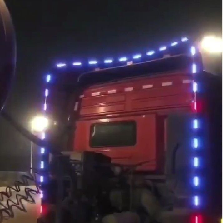 24V货车卡车尾翼改装后导流罩LED警示流光灯七彩跑马流水灯间隔灯