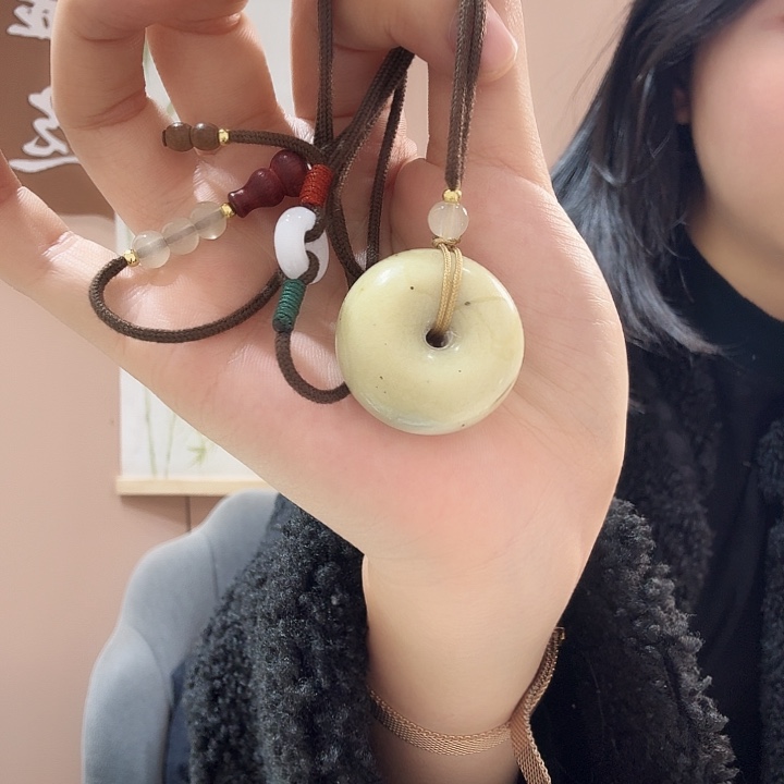 蛇纹石玉未镶嵌颈饰