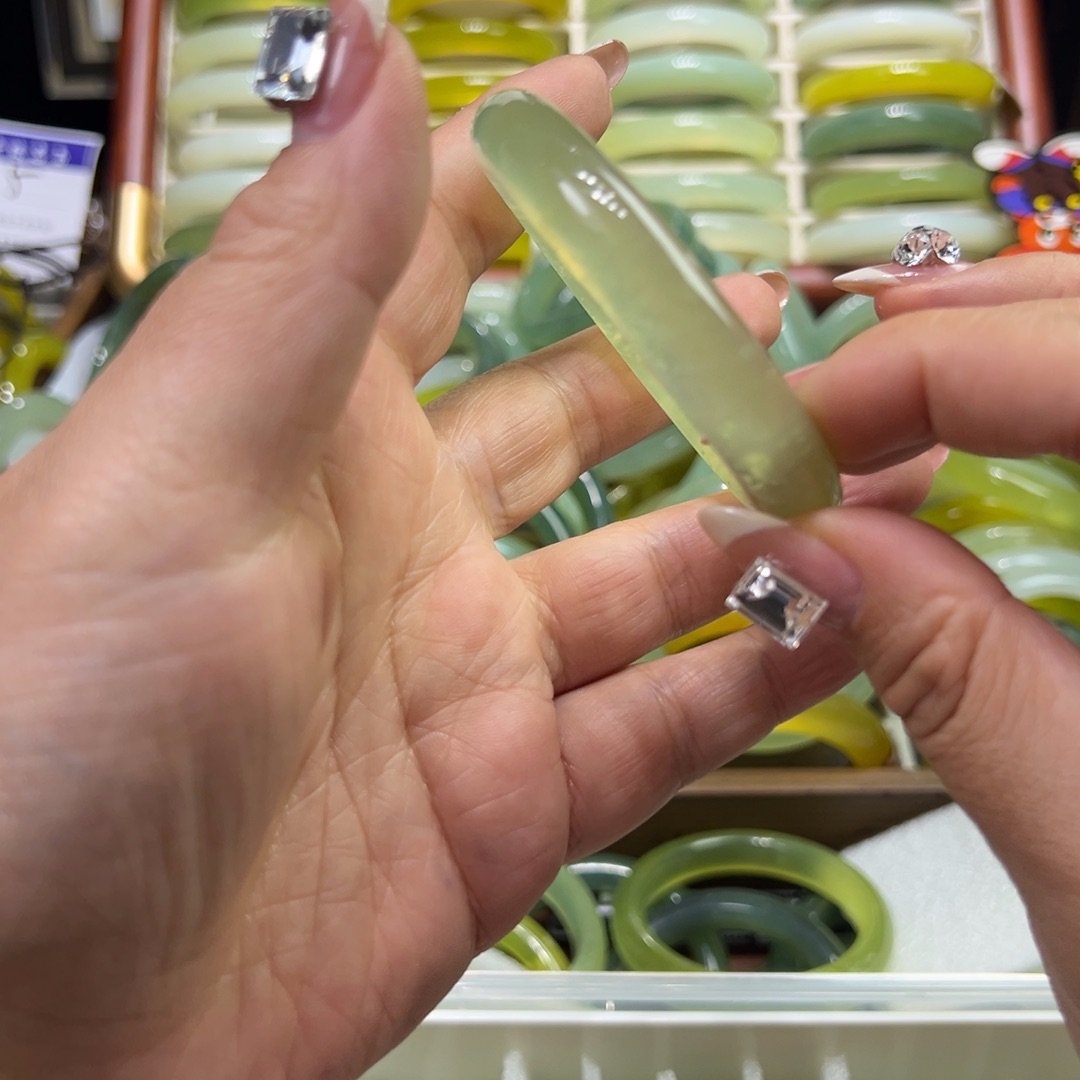 项***项蛇纹石玉未镶嵌手镯