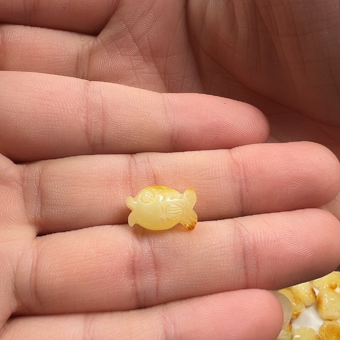 蜜蜡颈饰未镶嵌雨**辰小胖鱼（打孔不退换）