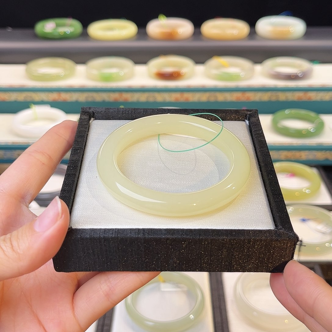 和田玉手镯未镶嵌 鹅黄