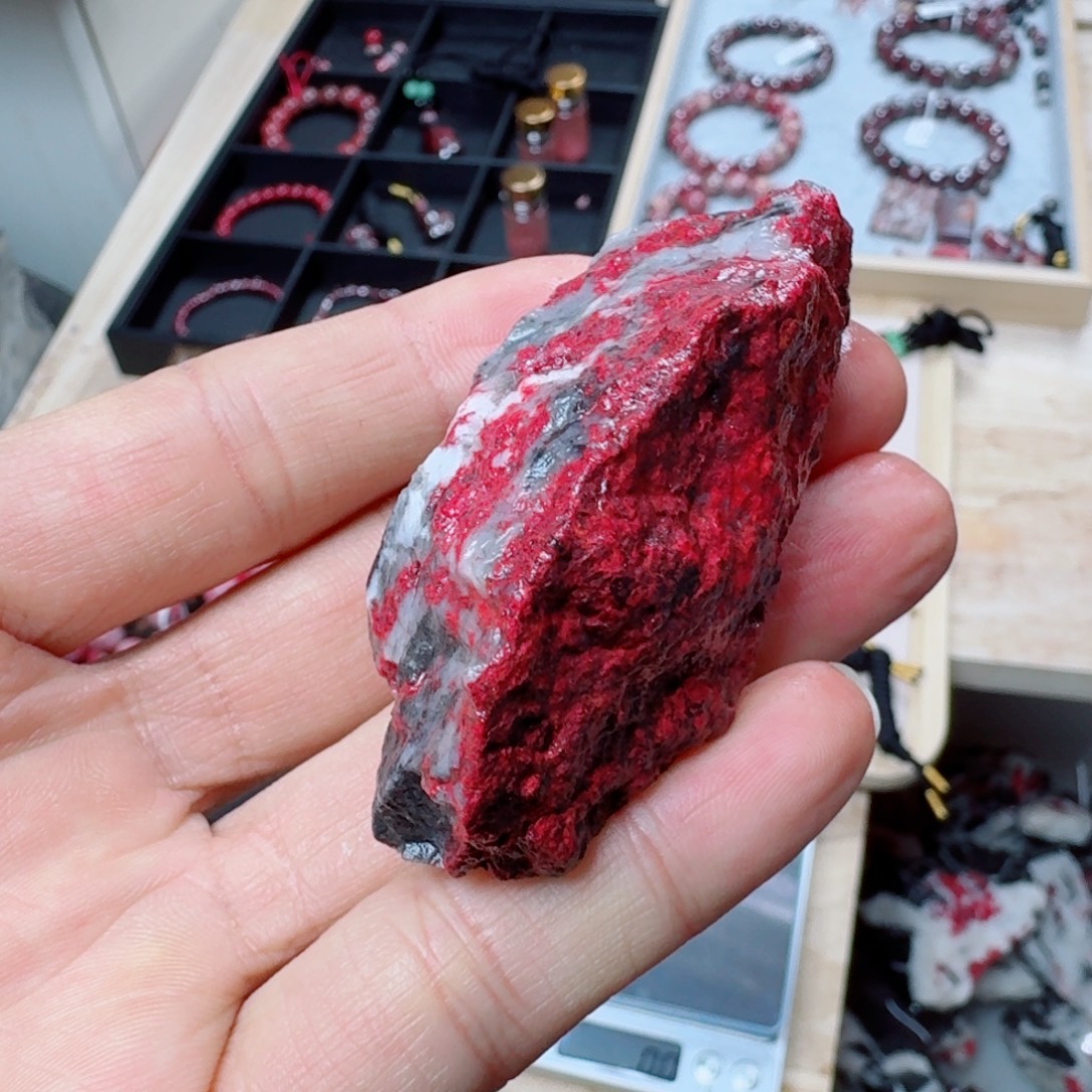 天然辰砂毛料108.7克