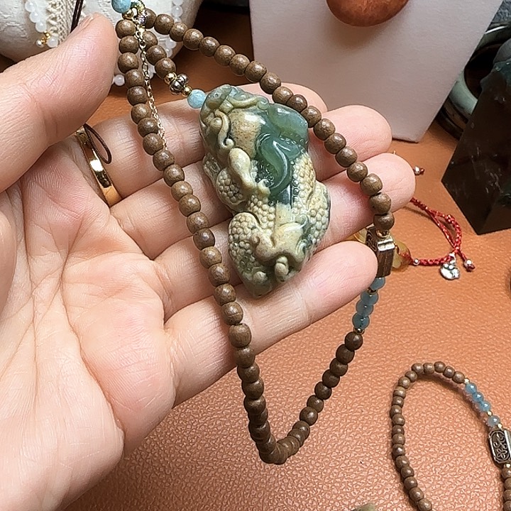 蛇纹石玉颈饰未镶嵌