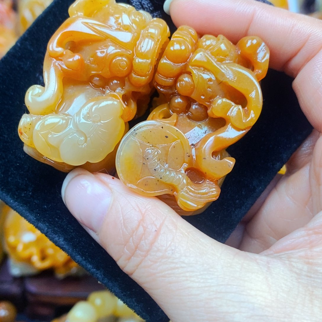 未镶嵌石英质玉（黄龙玉）颈饰