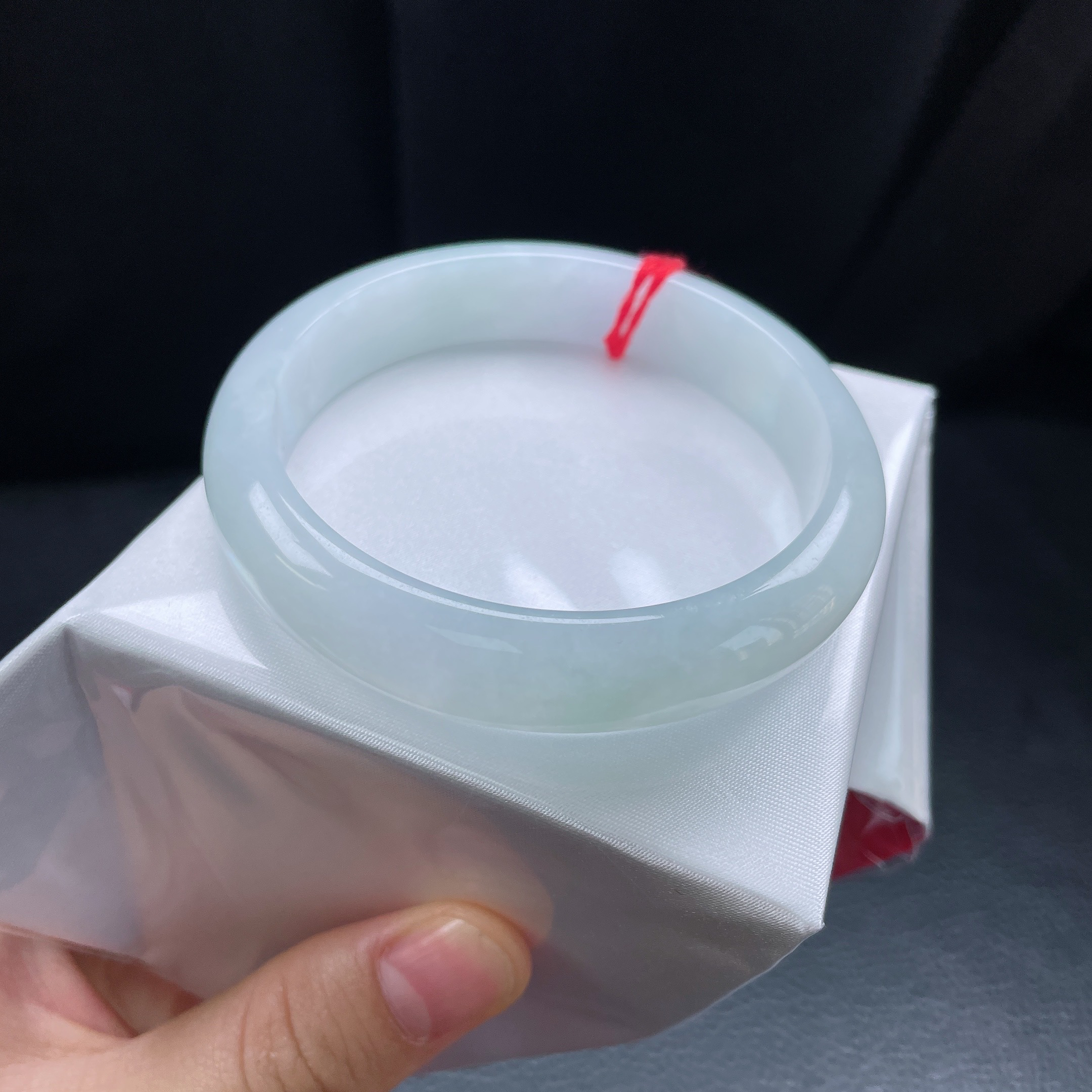 59圈冰糯淡绿宽边手镯