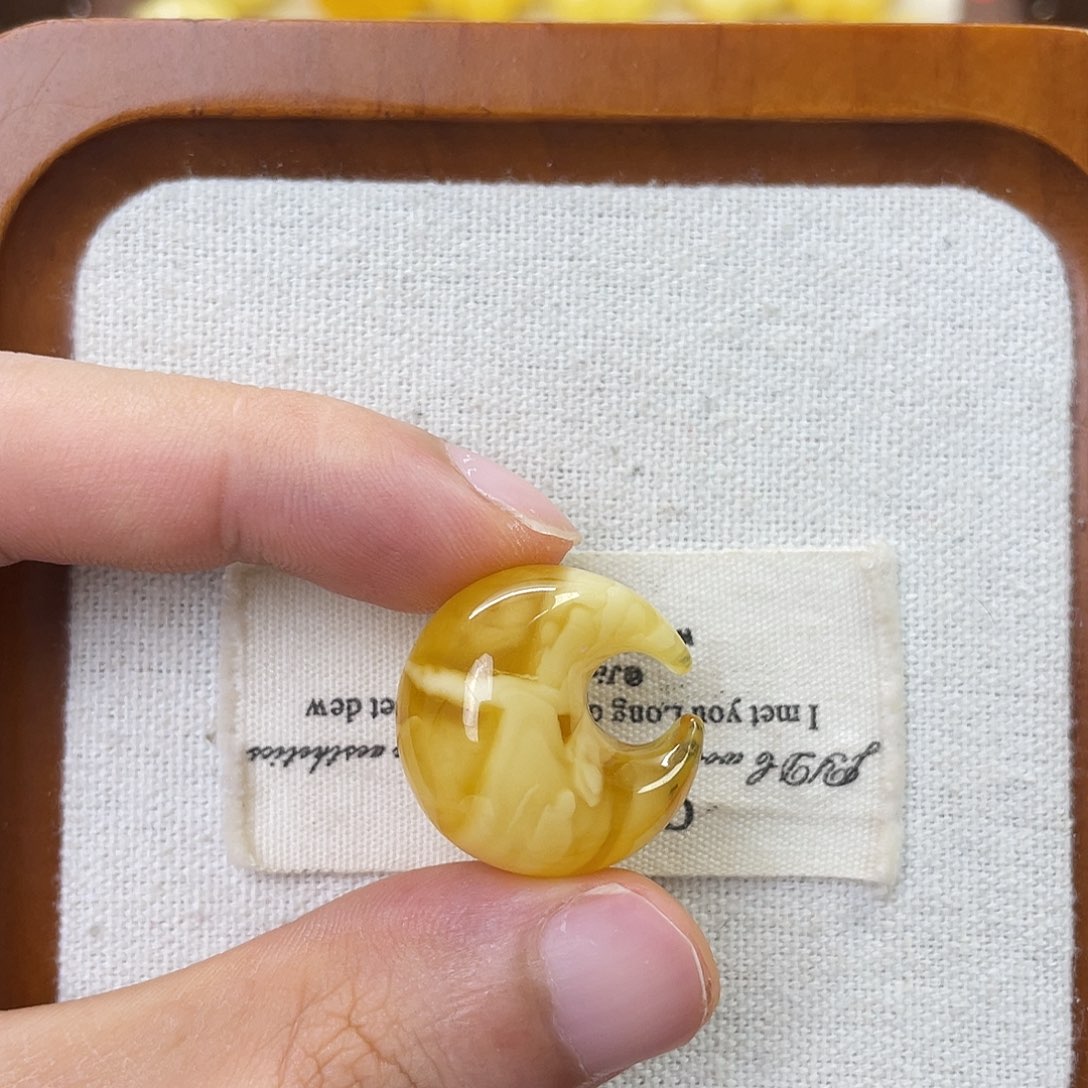 未镶嵌琥珀珠宝奇石月亮