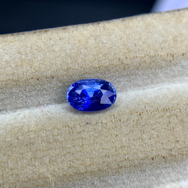 天然椭圆形斯里兰卡皇家蓝蓝宝石裸石0.77克拉4.3*6.5mm放大拍摄