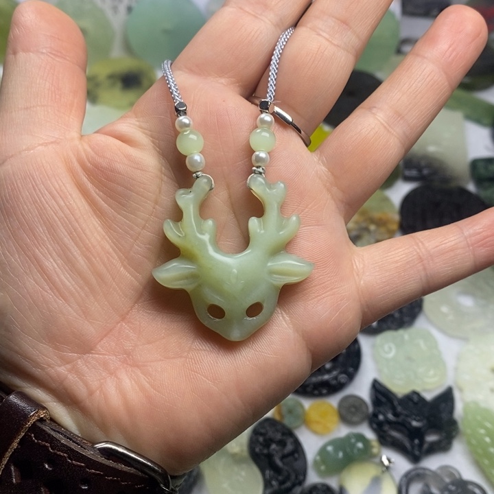 蛇纹石玉颈饰合金