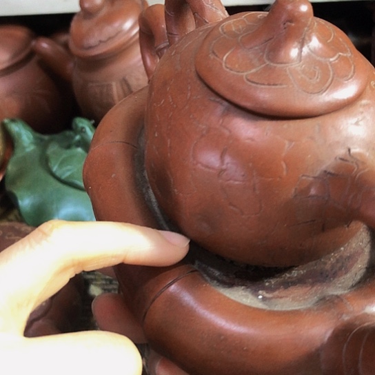 茶壶紫砂英*原矿泥料手工制作的一把茶壶。