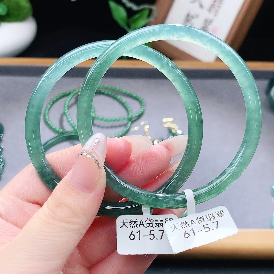 翡翠手镯（圆镯）未镶嵌
