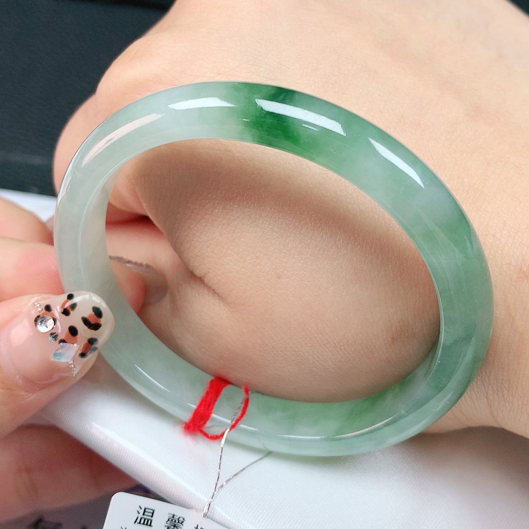 翡翠手镯未镶嵌52贵