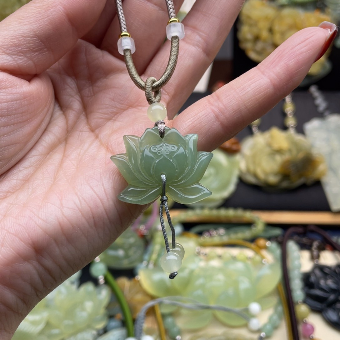 蛇纹石玉颈饰未镶嵌