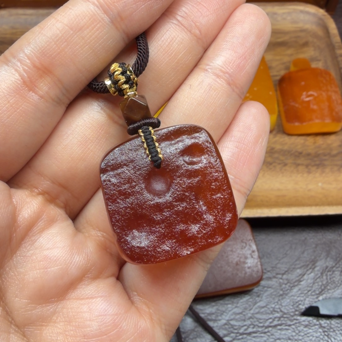 琥珀未镶嵌吊坠(赠链)