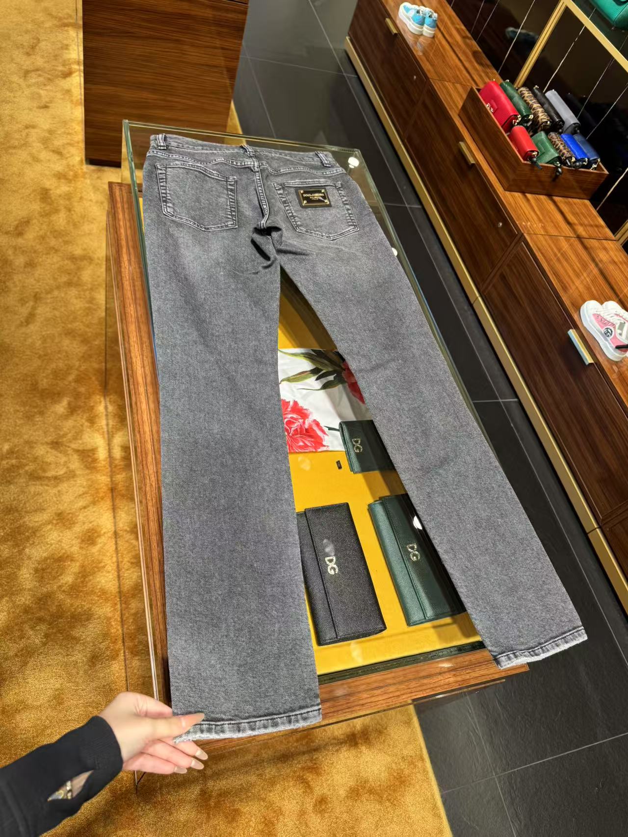 全新未使用D....G金标灰色skinny小破洞牛仔裤