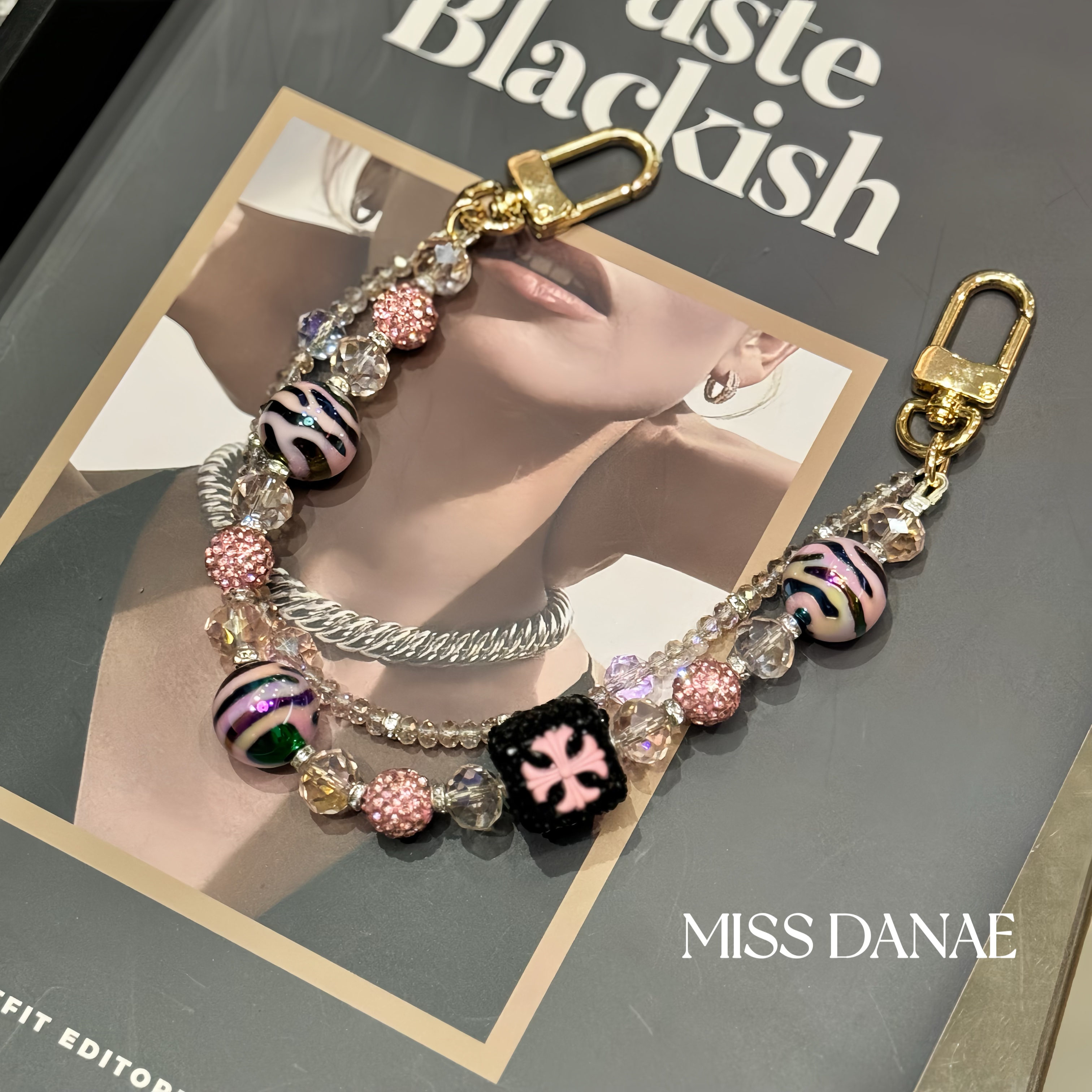 【玫红克罗手提链】MISSDANAE手机链适用于苹果安卓