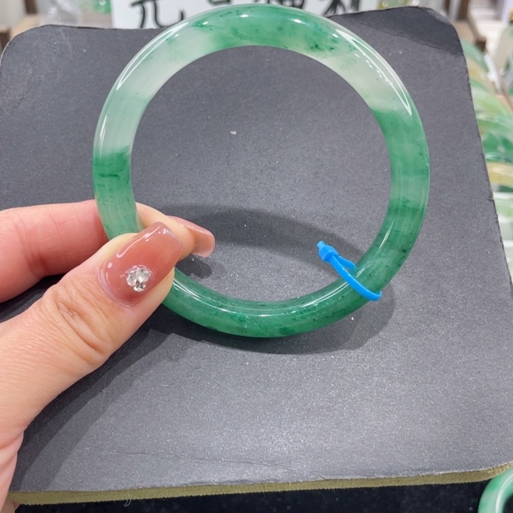 未镶嵌手镯石英质玉