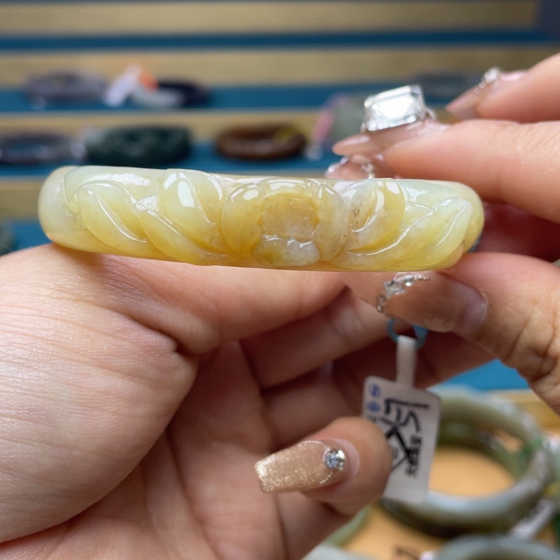 和田玉手镯58圈口。编号90贵妃镯未镶嵌